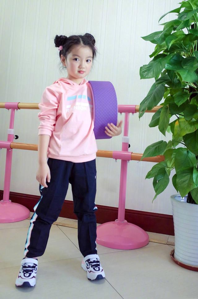 萌娃阿拉蕾居家也时髦,粉衣黑裤扎元气丸子头,才8岁好比例惊人