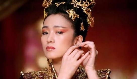 巩俐与杨采钰，能被大导演一眼相中，皆因她们的脸有两个共同特征