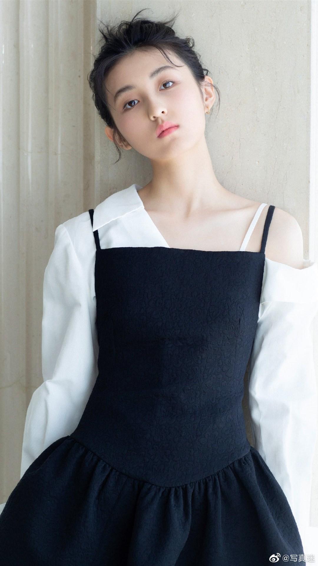 张子枫才18岁就超气质感！黑色荷边叶+印花字母半身裙，高级时髦_造型