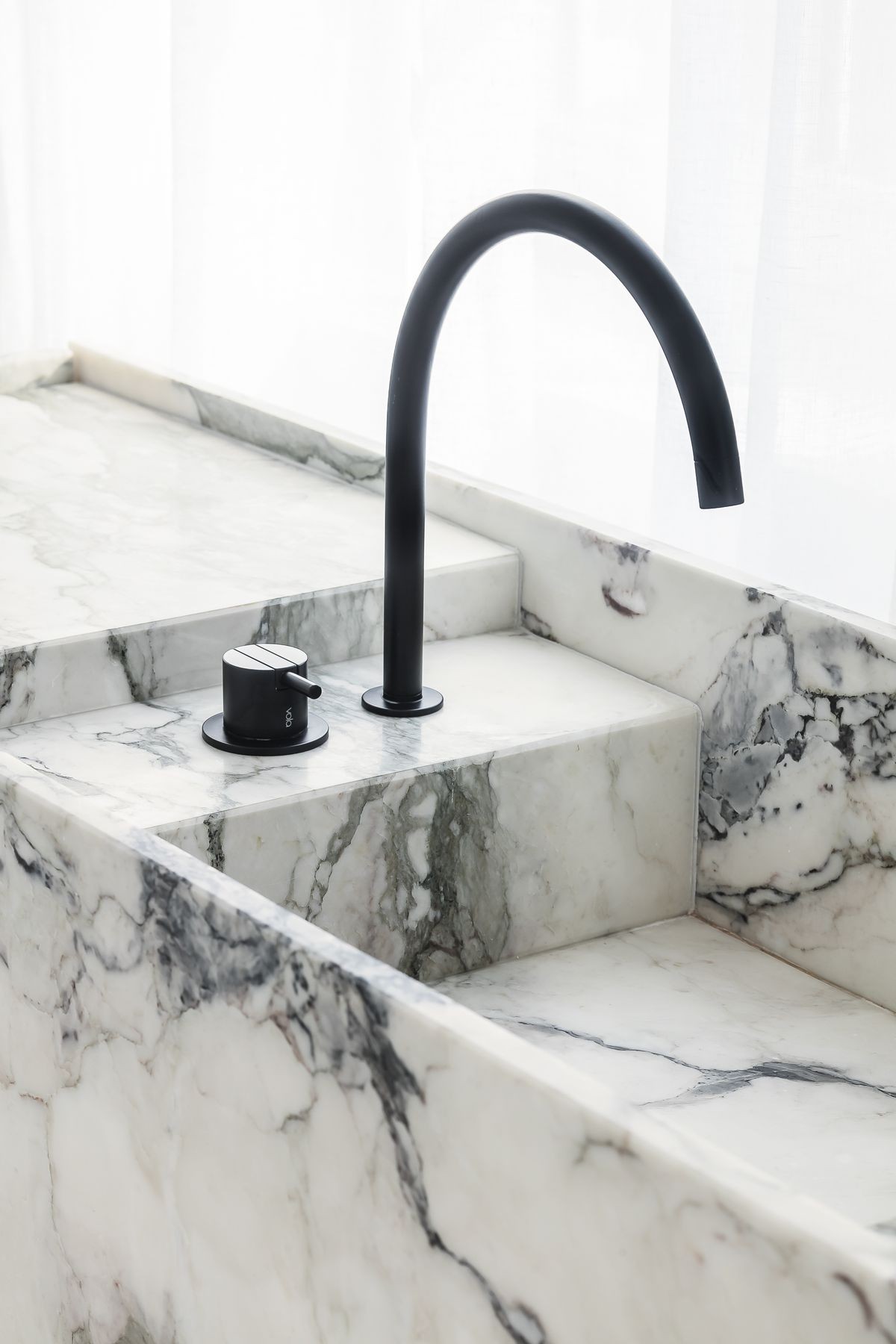 精致的石材洗漱台 67,日常清理起来还是挺方便的.