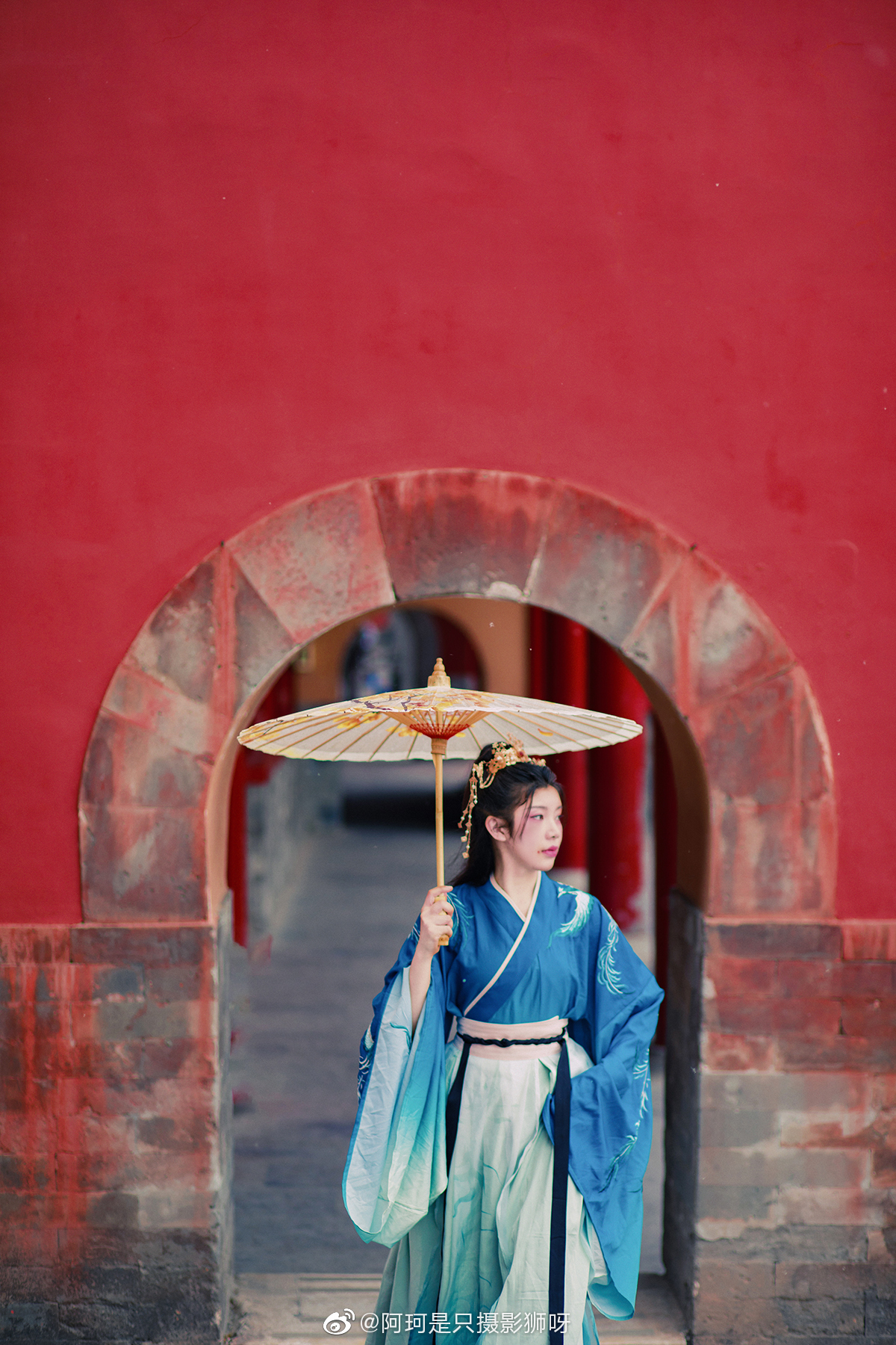 "青鸾飞入合欢宫