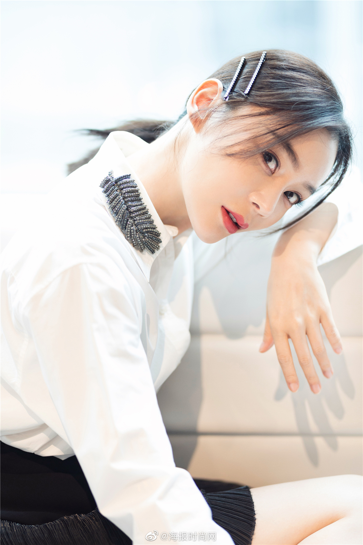 袁姗姗 昨日出席论坛活动选择了用白色衬衣搭配黑色荷叶边不对称半身