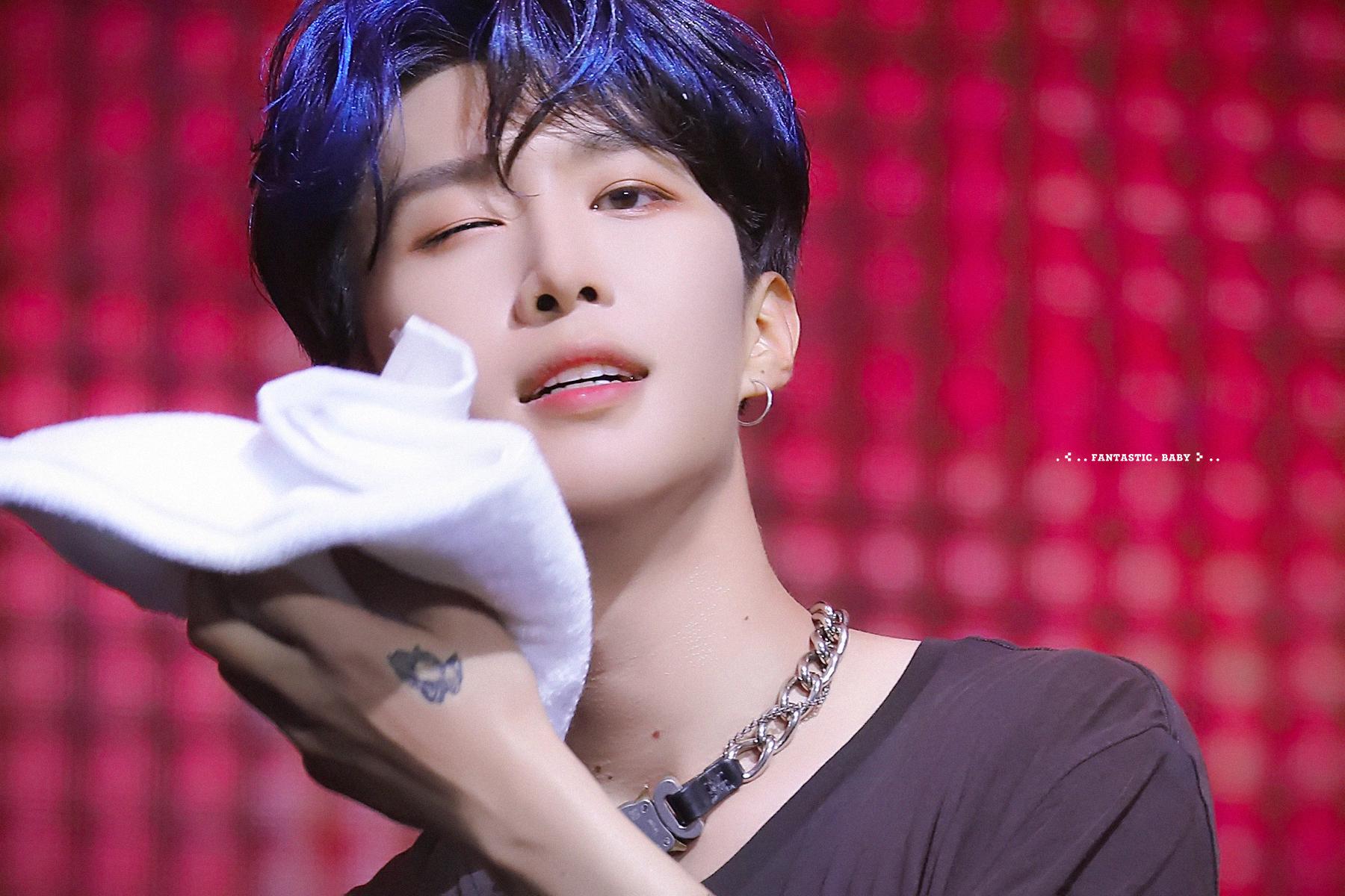 我们的气质小王子 无论台上台下的妆容都超好看啊～@范丞丞adam0616