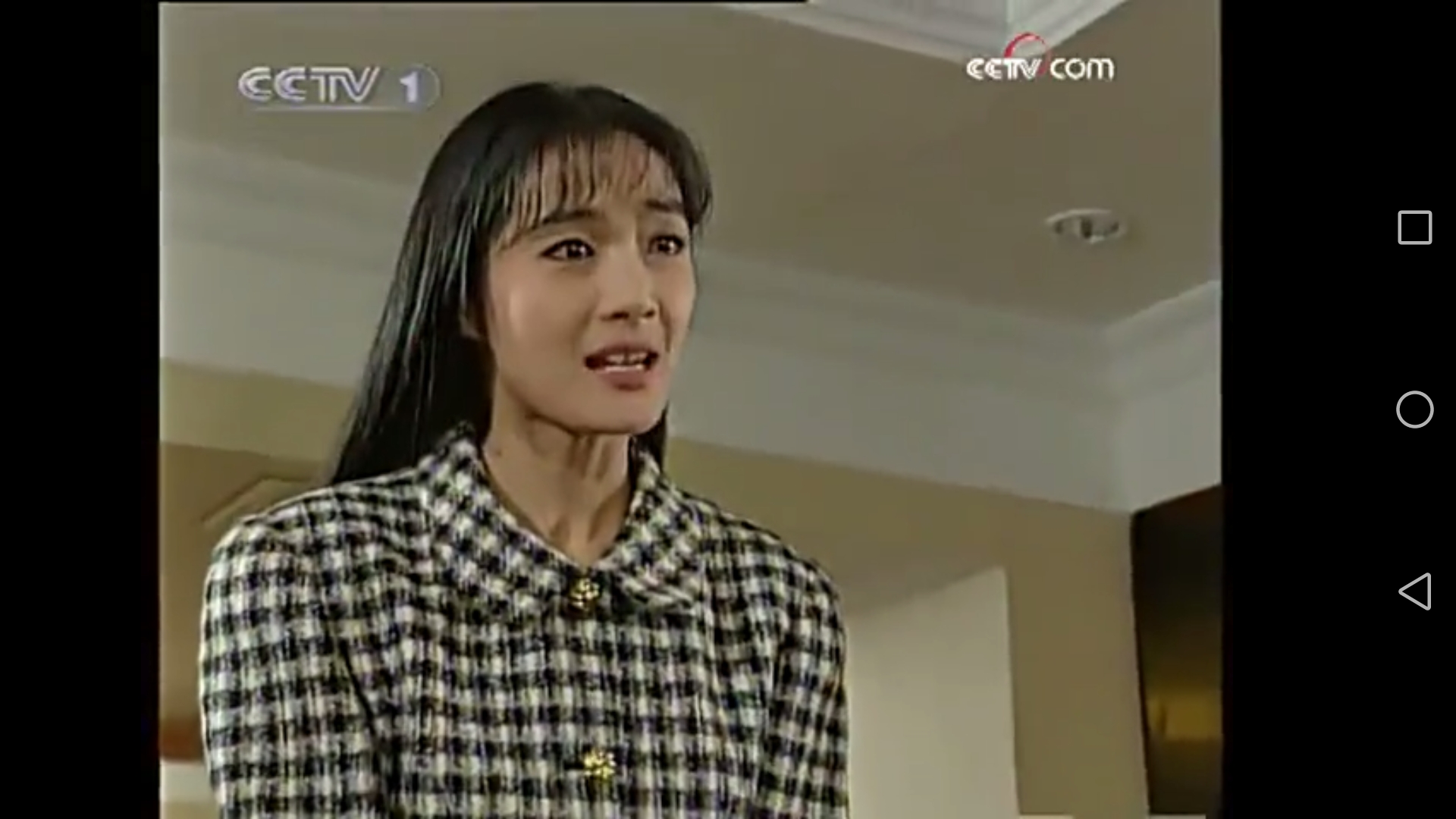 老电视剧《英雄无悔》中的重要人物:有一头秀丽乌黑长发的舒月医生