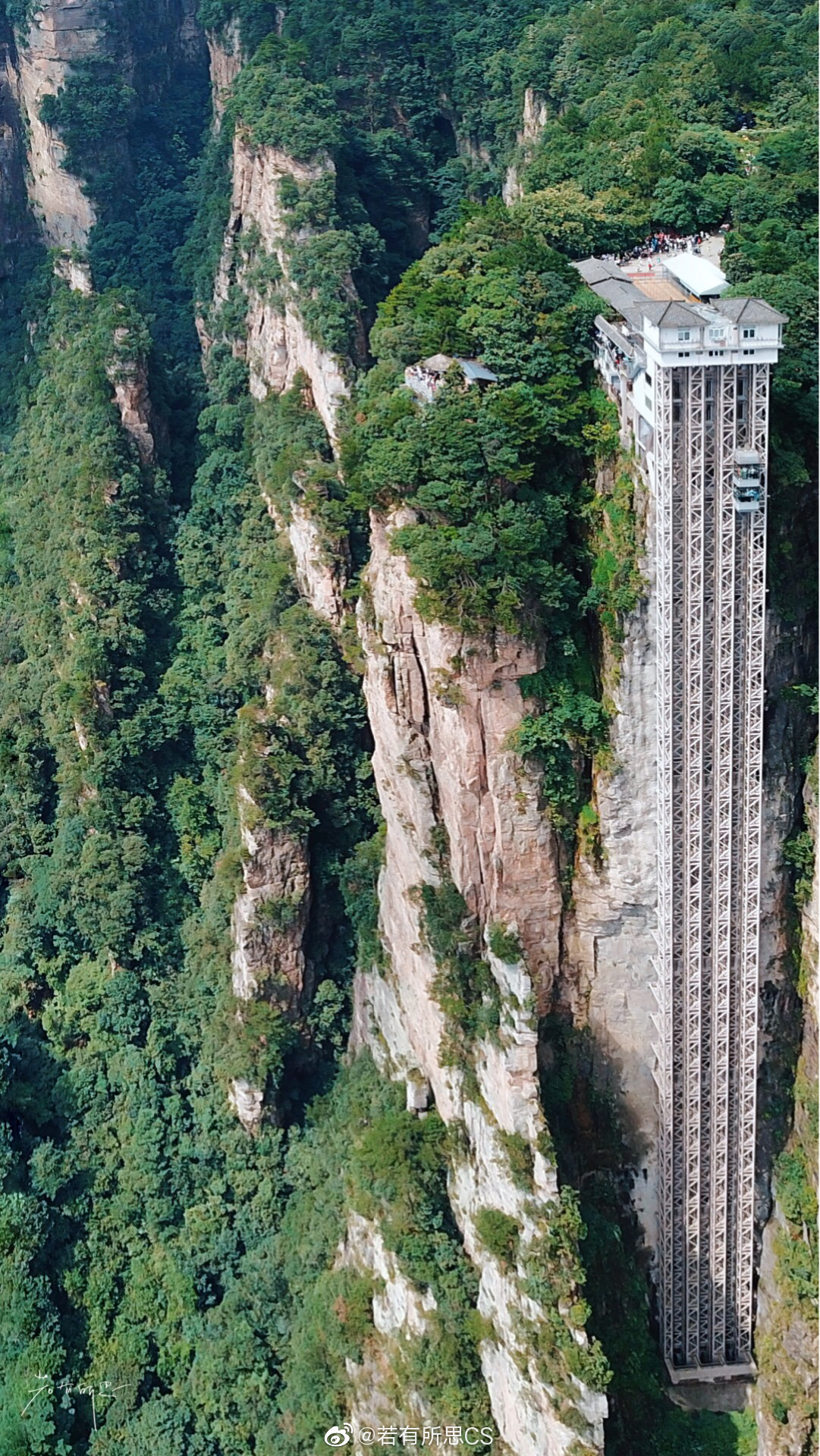 张家界百龙天梯,是世界最高的户外观光电梯,被载入吉尼斯世界纪录