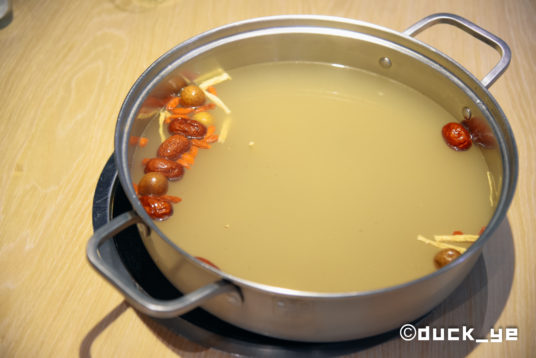 除了传统的清汤锅底,这次居然发现了有清补凉锅底,性平和又滋补,大概