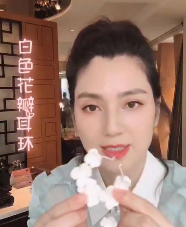 洪欣频频现身捞金,还穿透视衣很卖力