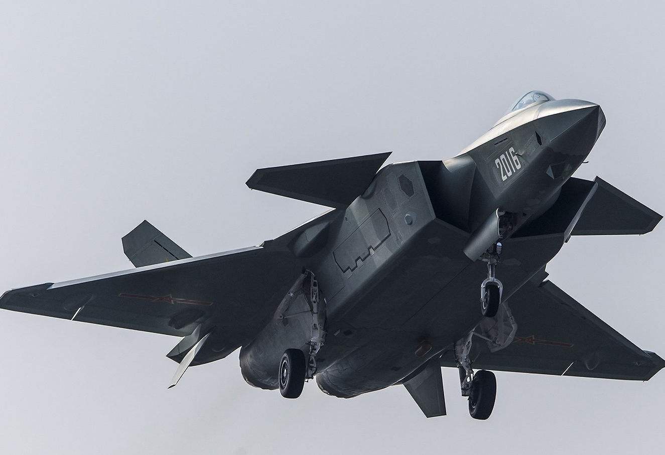 歼20挂4枚中距导弹,为何美f22能挂6枚?完全被误解了