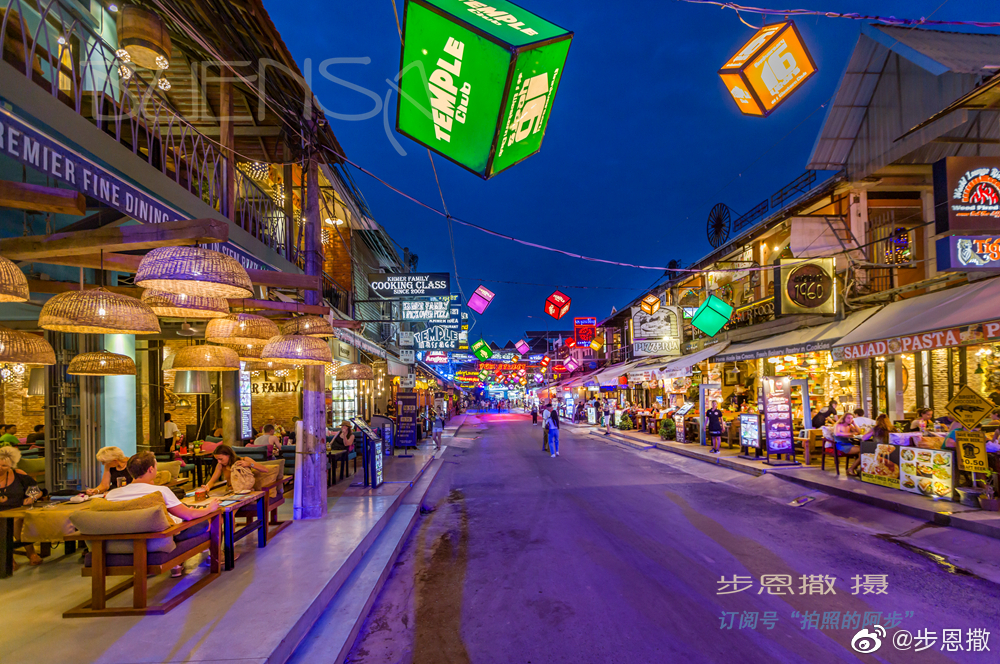 入夜的柬埔寨暹粒老市场附近的酒吧街才是繁华的开始