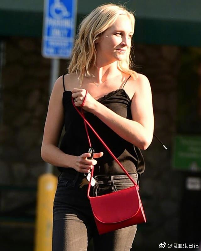 《》女主角 candice king 往日街拍!时光美人,复古迷人!