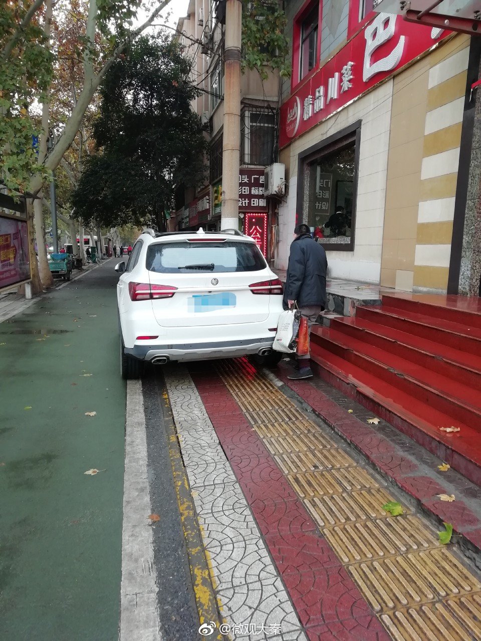 盲道被占   盲人出行受阻差点摔倒