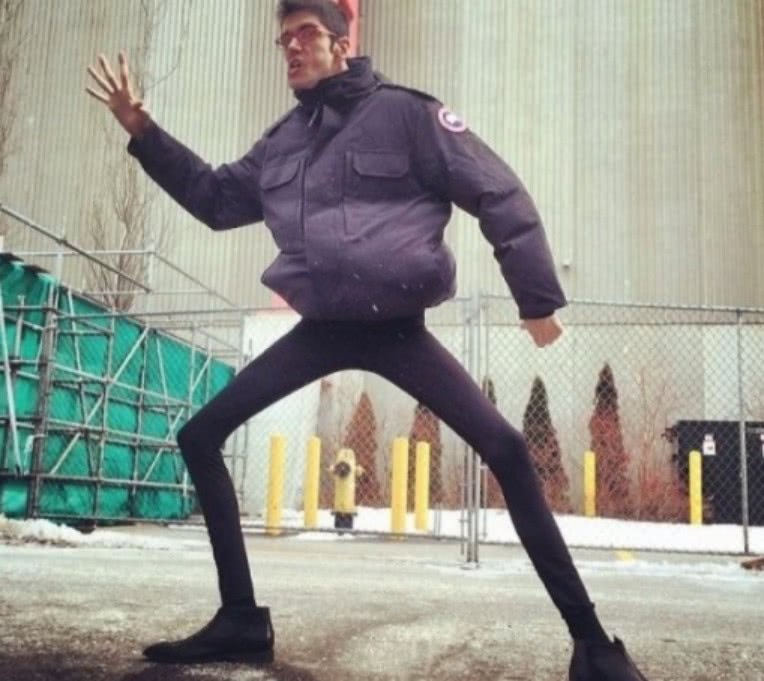 像一根竹竿一样,而且他身高有两米,体重就只有110斤,两条腿也非常