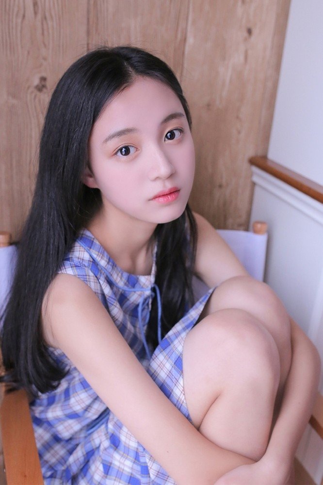 00后美女尤物格子长裙白皙美腿性感私房写真集