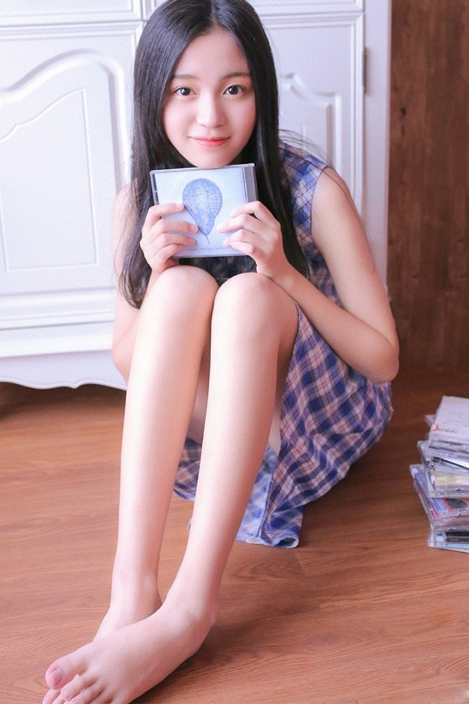 00后美女尤物格子长裙白皙美腿性感私房写真集