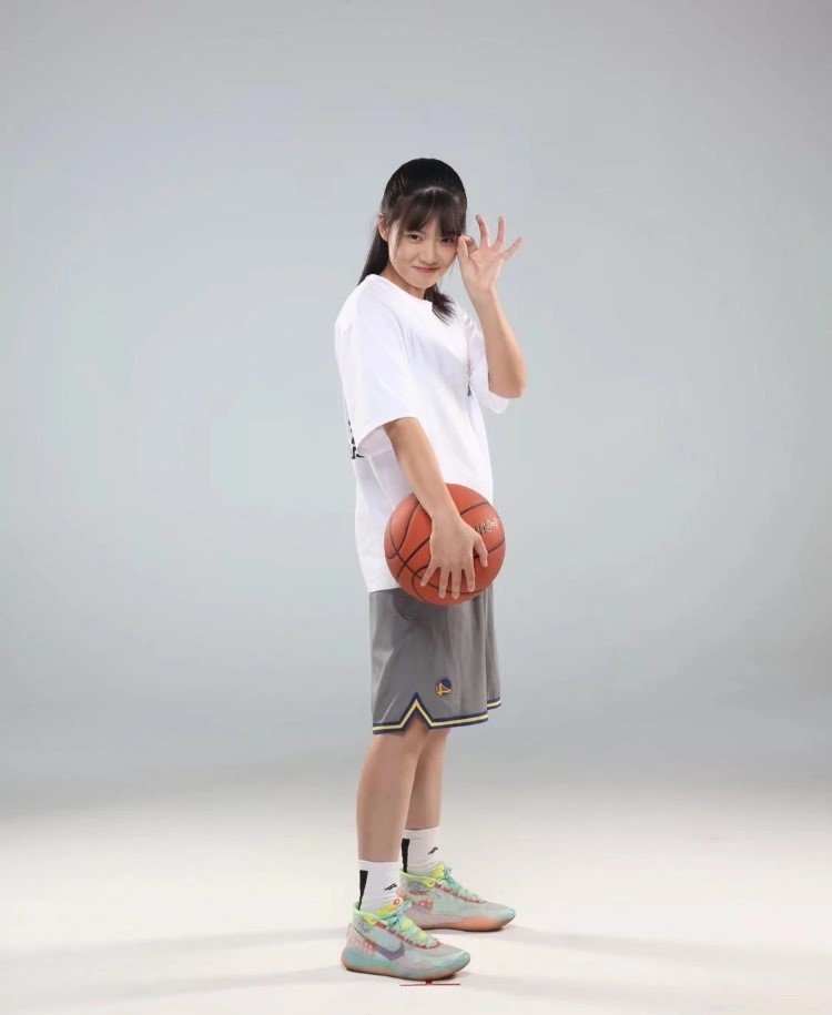 粉丝百万,大学女生靠篮球爱好实现经济独立