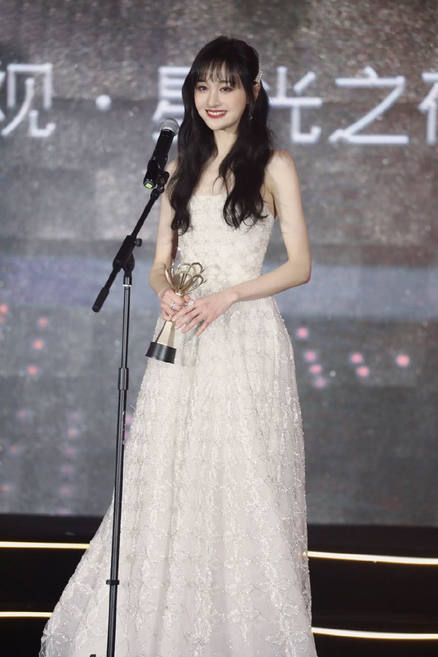 郑爽穿白色长裙参加活动又拿到了新奖项生图颜值太经打