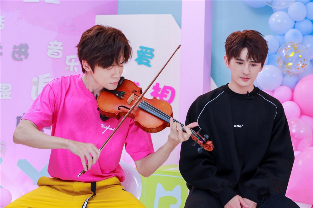 张远马雪阳录节目,黑装活力粉t减龄,30多岁年纪穿出20岁少年感