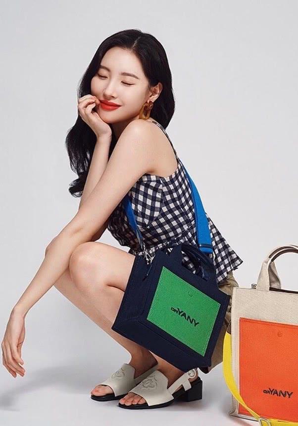 李宣美这双像拖鞋的凉鞋绝对是逛街利器,简便不累脚,还超时髦!