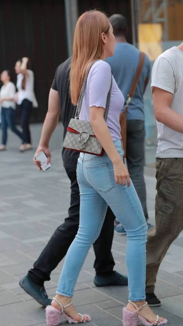 全程被男友牵手的小姐姐笑得像个孩子一样幸福