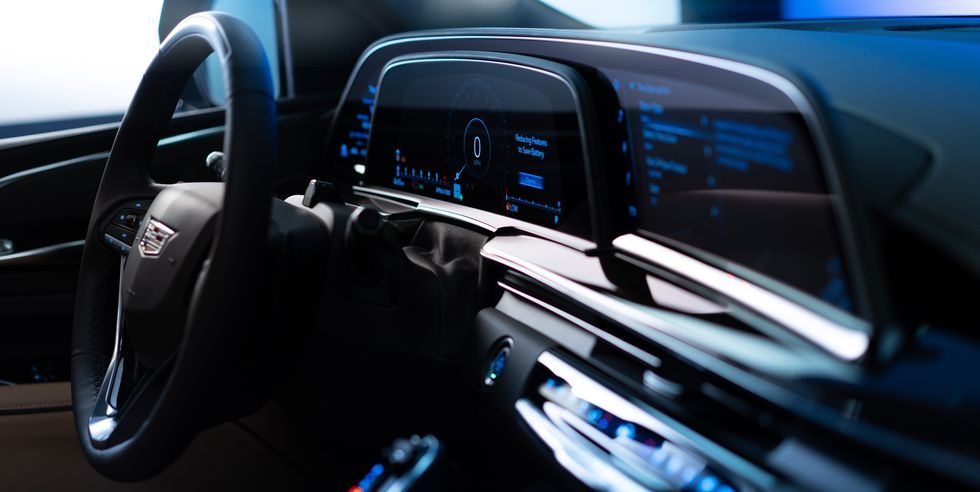 比如特斯拉在 model 3 上把屏幕精简到了一块中控;拜腾使用了 48 英寸