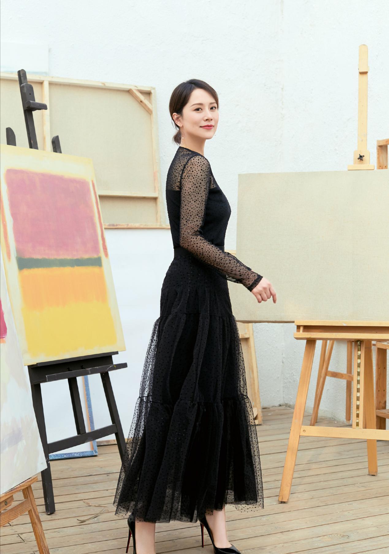 安家海清演技获赞戏外穿搭高级优雅时髦减龄看不出42岁