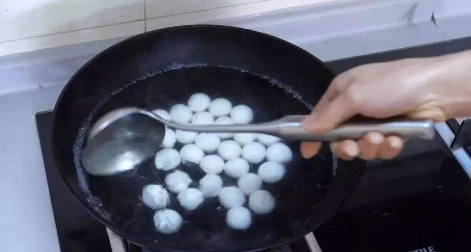 元宵吃汤圆,煮汤圆也需要小技巧,你煮汤圆总是会破皮吗?!
