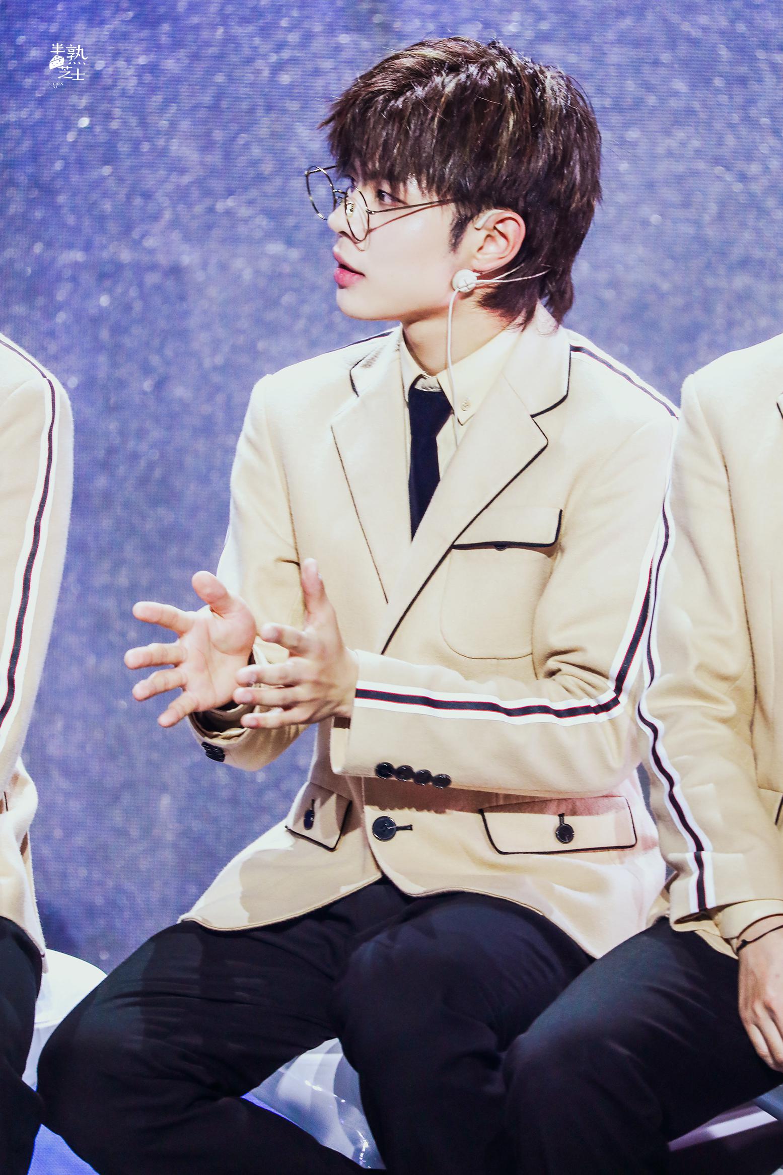 可甜可盐的眼镜杀王晨艺笑眼迷人超可爱晨艺