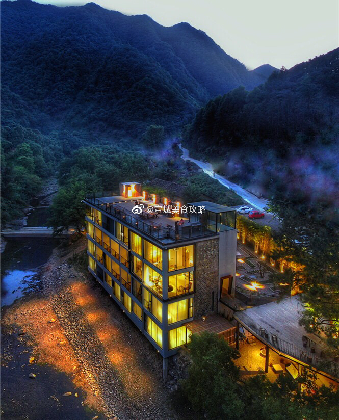 她隐秘于"皖南川藏线"月亮湾段的山水竹林间,建筑极尽可能的融入周边