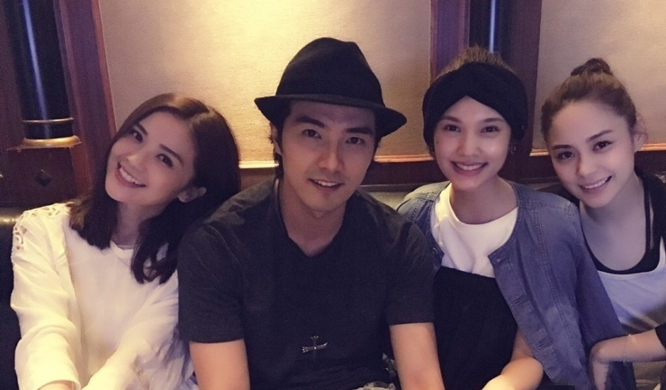 他是体育老师出身做演员后迷倒万千少女后与相恋13年初恋结婚