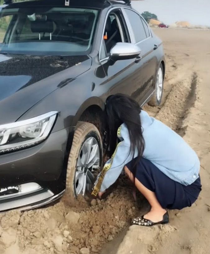 一女子开迈腾现越野场,车陷进泥潭,没想到车主下车身材比车吸晴