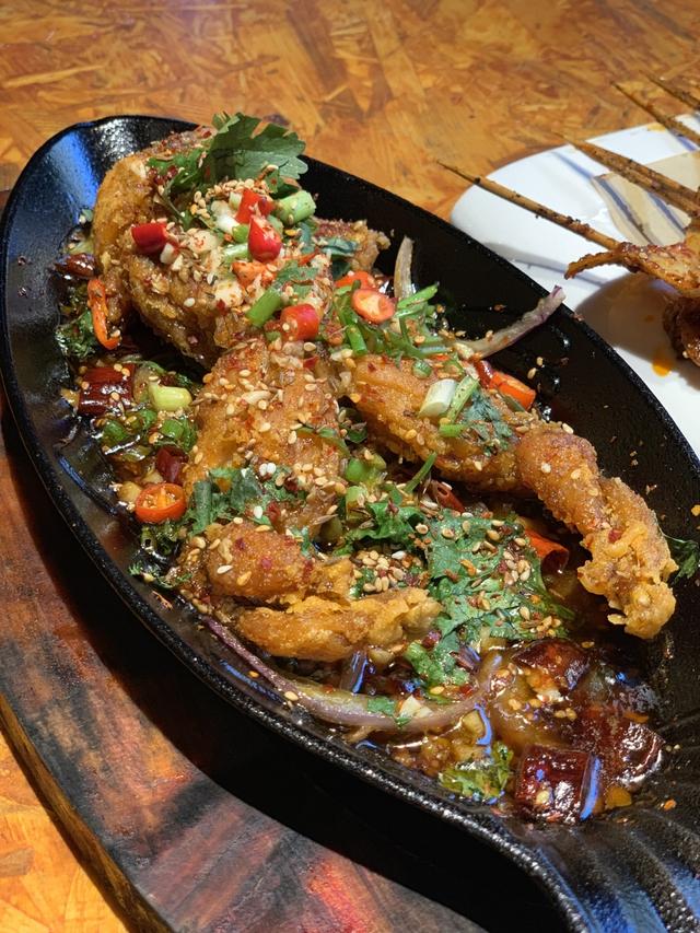 铁板牛蛙吊炉鹌鹑烤羊排外皮烤得焦香酥脆,撕开以后,肉质嫩得多汁儿