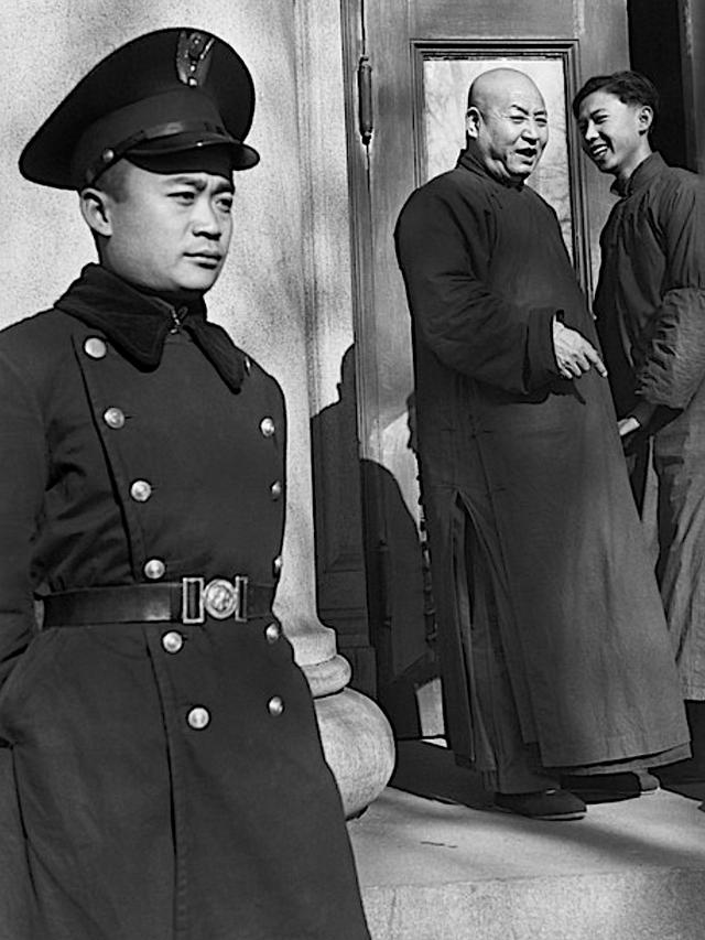 【正在执勤的北平警察】清朝光绪三十一年(1905年),清廷设立巡警部