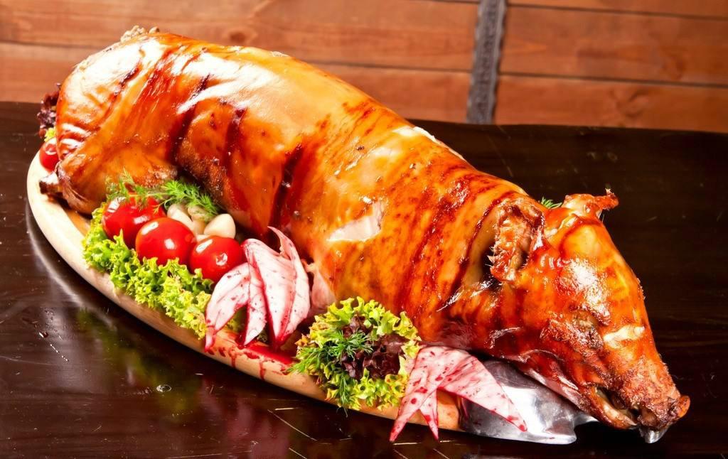 在西餐中,为何烤乳猪的嘴中都会塞一个苹果?看完涨知识