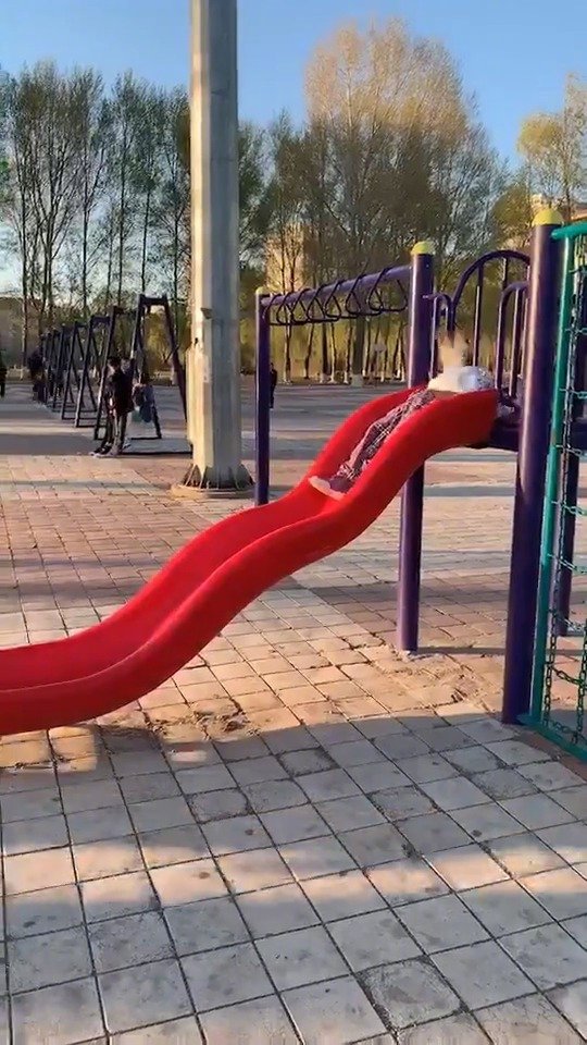 滑滑梯的正确姿势哈哈哈哈真的很想玩了