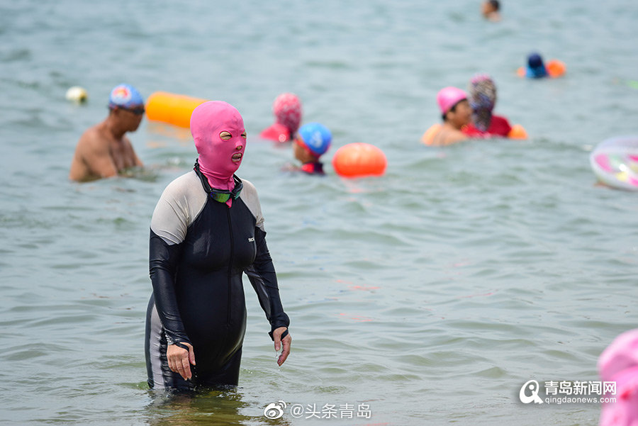 脸基尼大妈扎堆海滩 头套 泳镜造型吸睛|青岛第一海水浴场|大妈|海水