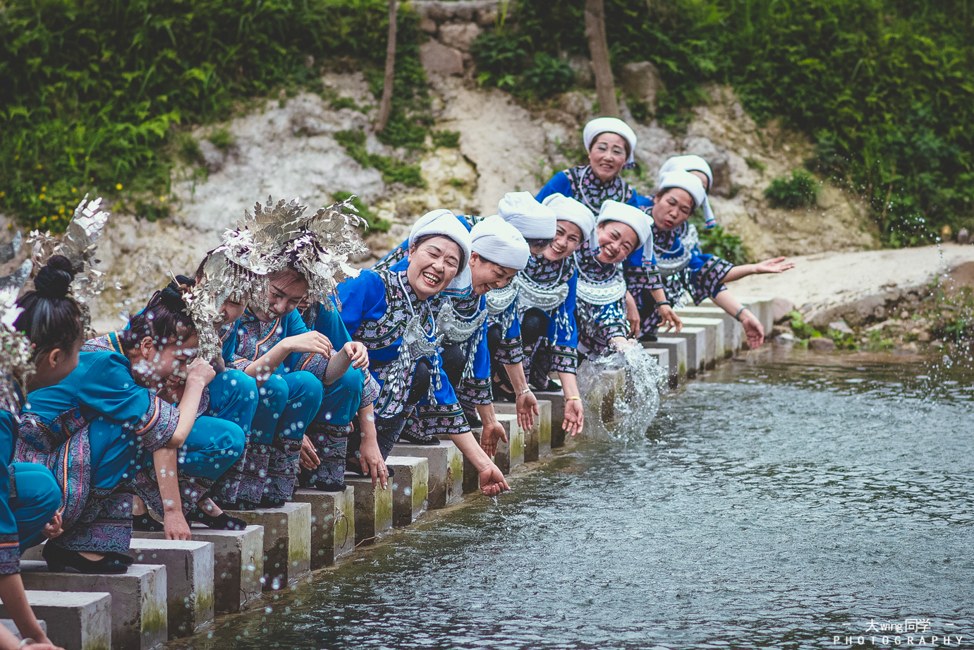 走进三都县鱼鳅寨,这是一个苗族和水族人民居住的地方,民风淳朴|鱼鳅|三都县|水族|枇杷节|苗族_新浪新闻