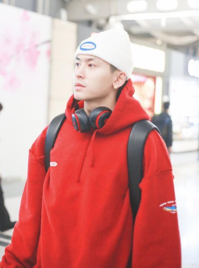 张哲瀚穿大红色卫衣走机场,破洞裤里面穿秋裤,这才接地气!