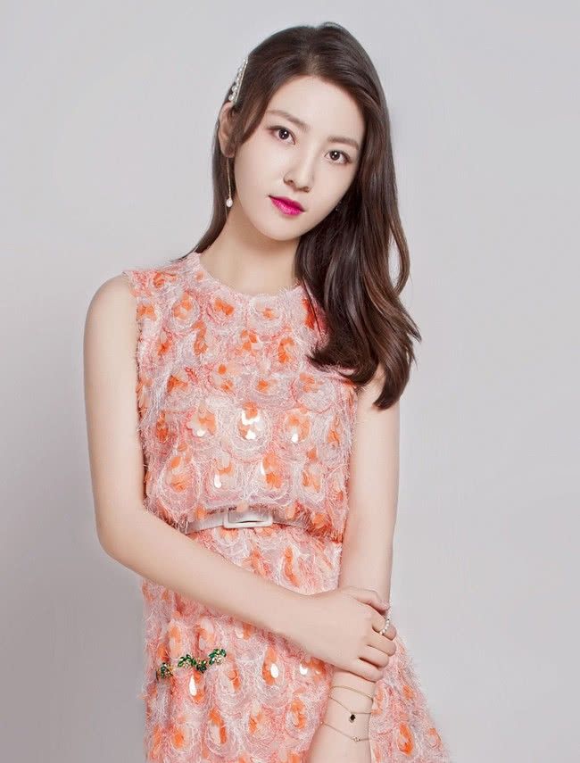 《微微》里的校花孟逸然,今穿礼服裙五官好精致,美到不敢认了