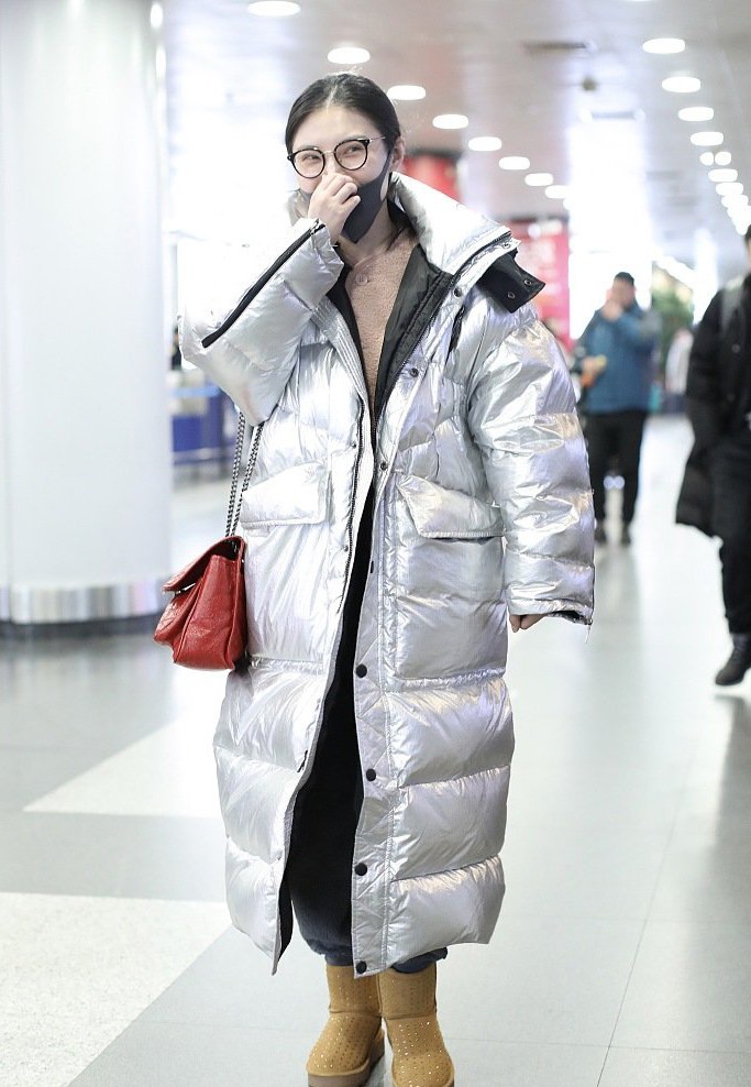 徐冬冬银色羽绒服配雪地靴,男友全身黑色帅气抢镜,网友:美少年