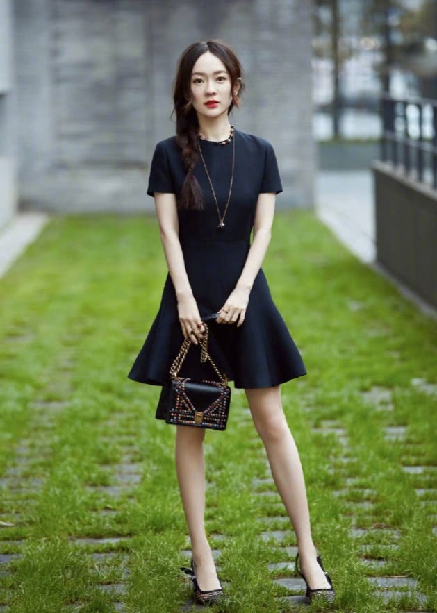 明星带货大牌包包,林允显廉价霍思燕老气,35岁佟丽娅美成冠军