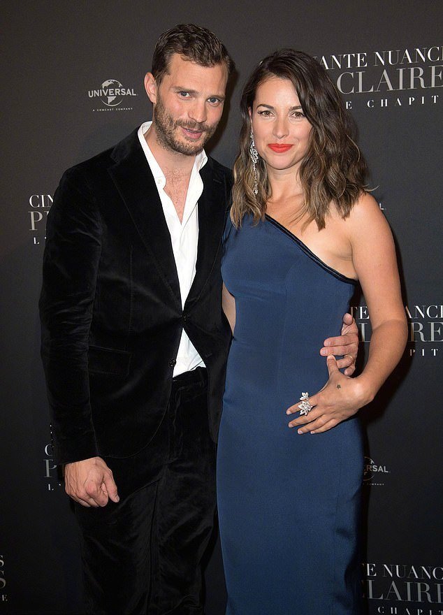 詹米·多南jamie dornan和妻子amelia warner在母亲节宣布今年十月将