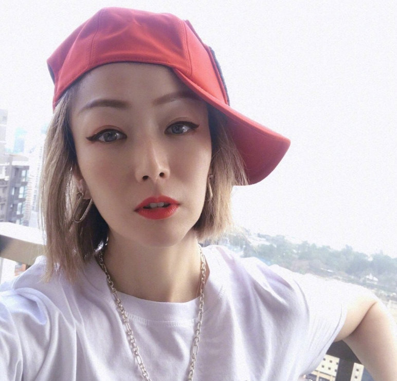 郑秀文晒排练美照妆容精致状态好为演唱会练到肌肉累