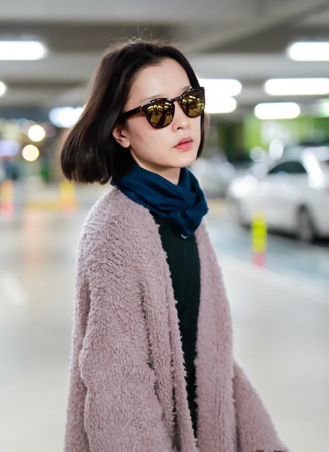 杜鹃终于穿粉色了,短发搭配粉色连衣裙嫩成少女