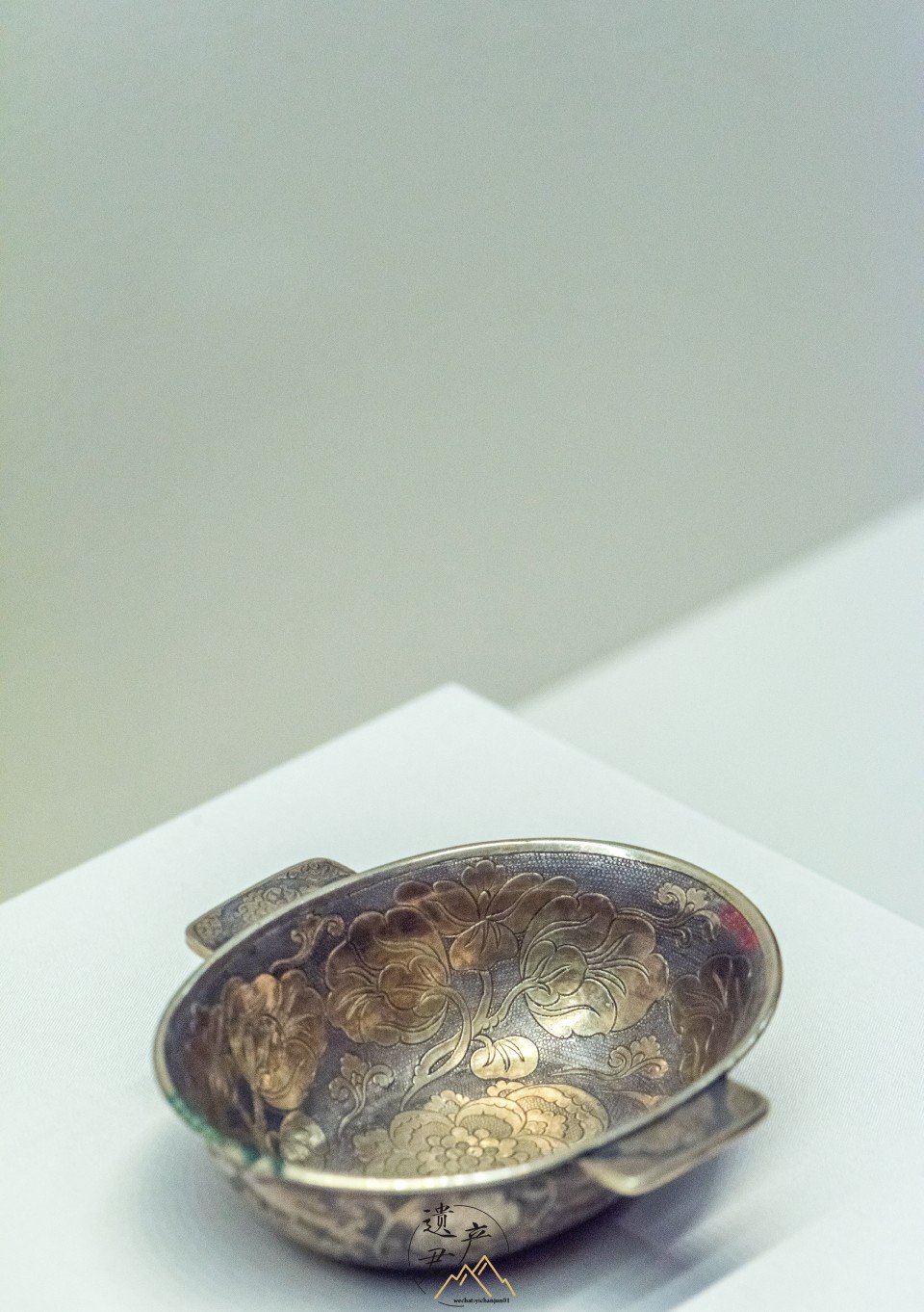 古代的一种盛酒器具,因其形状像爵,两侧有耳,就像鸟的双翼,故名"羽觞"