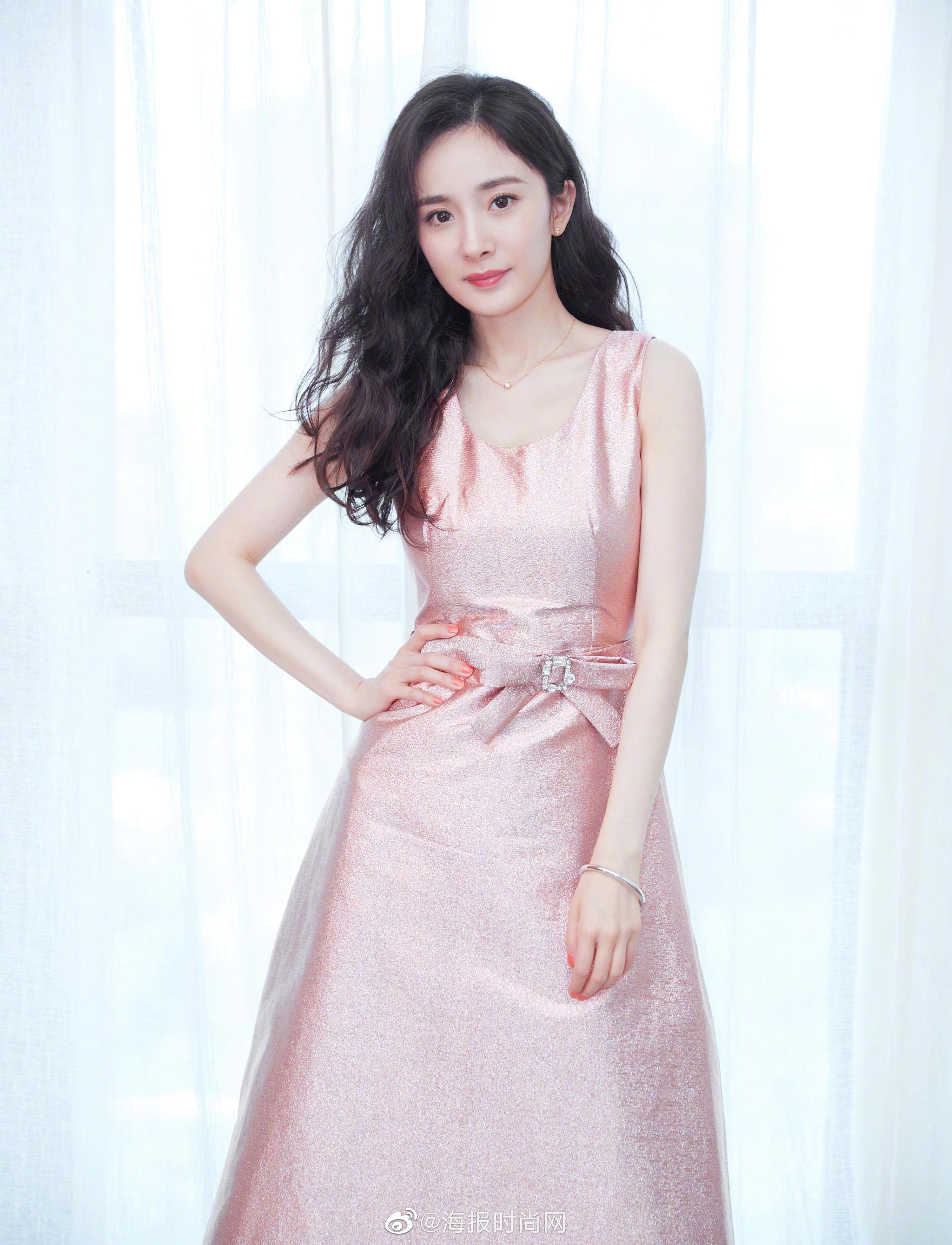 杨幂 身着@prada普拉达 粉色特别定制礼服裙出席其新剧《 》开播发布