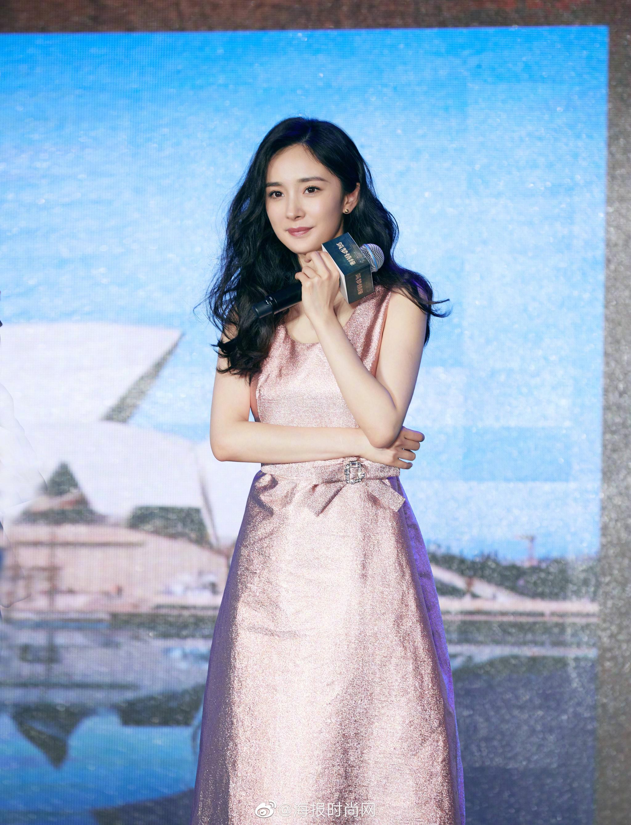 杨幂 身着@prada普拉达 粉色特别定制礼服裙出席其新剧《 》开播凡技