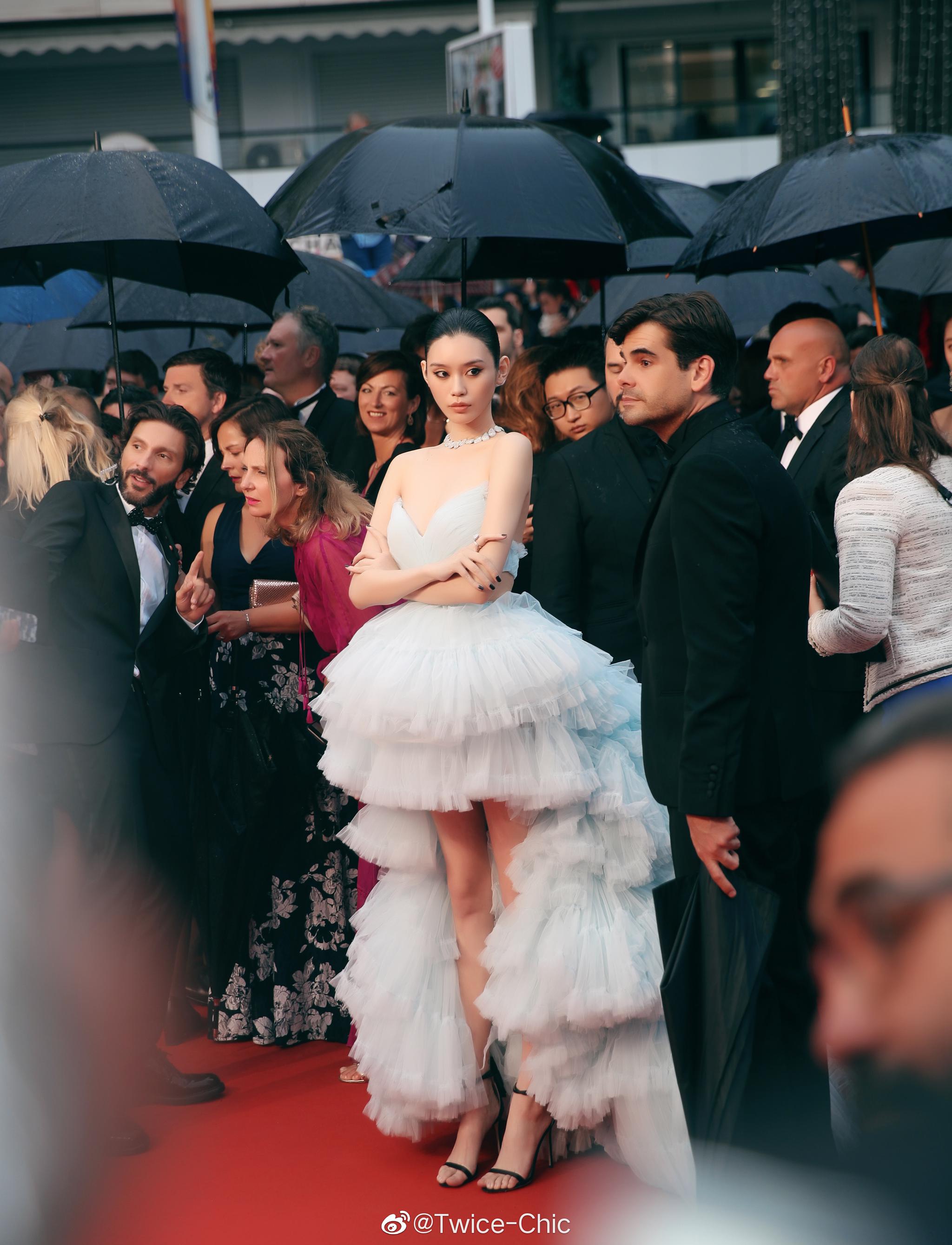 奚梦瑶 | 今日戛纳电影节红毯造型. 身着蓝色露背薄纱云朵裙