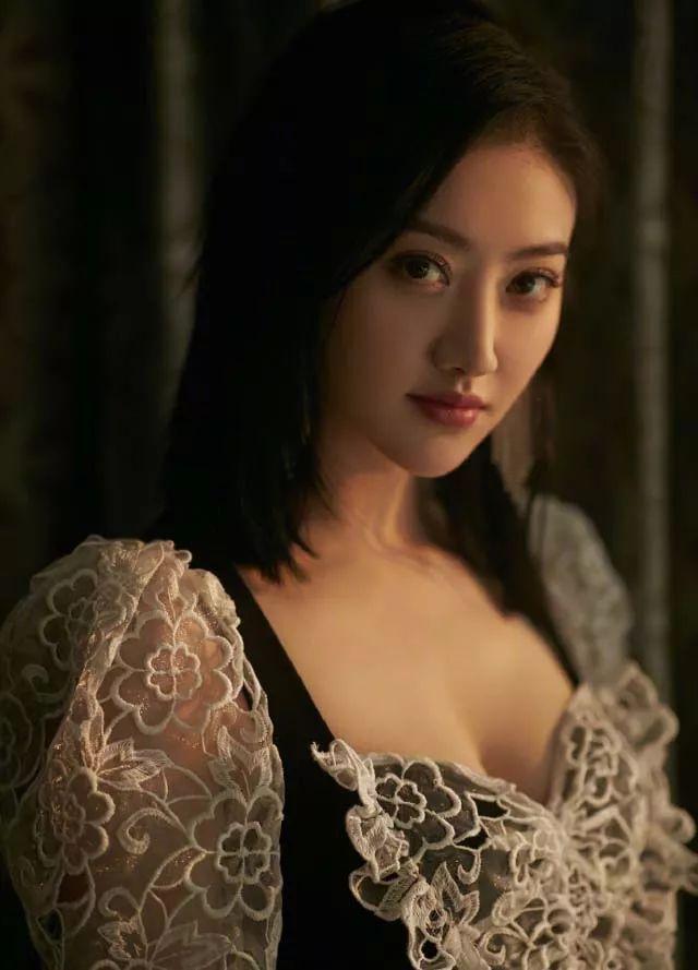 那个自称"胸就是不大"的景甜晒新照,身材已经二次发育了