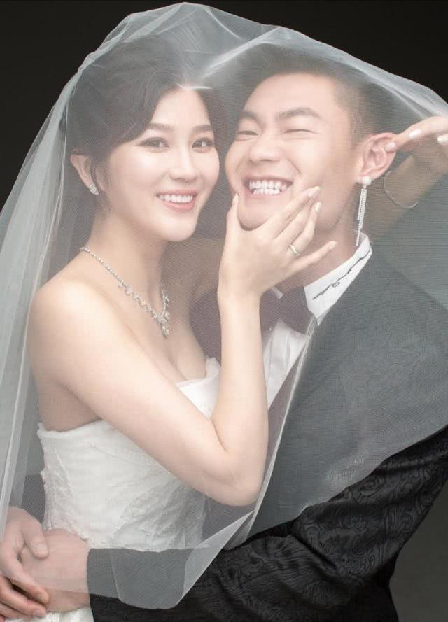张培萌结婚照流出,求婚不过20天,网友:不愧是百米飞将