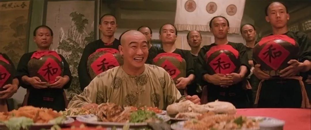 正文       黄飞鸿独自赴会三笑楼,一眼就看出赵天霸的酒里有毒,把酒